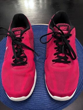 Nike Men's Athletic Running Shoes in Bright Red and Black Size 9